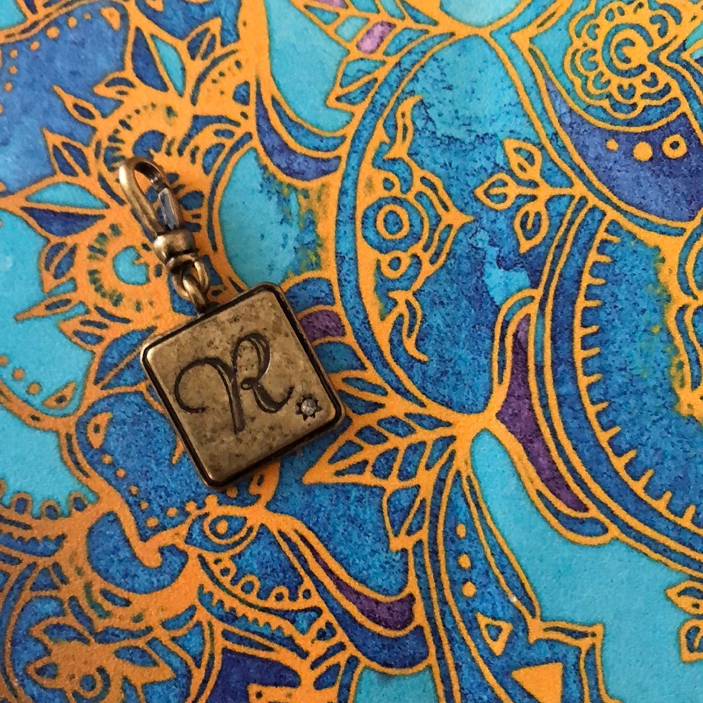 Tresors charm R